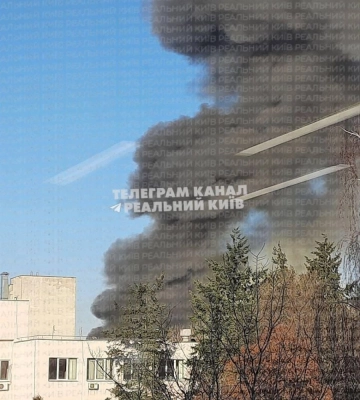 Масштабна пожежа виникла на складах у Києві — що кажуть у ДСНС