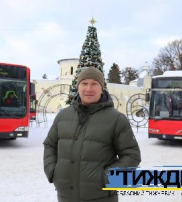 Подаровані швейцарськими партнерами автобуси виставили біля центральної новорічної ялинки Тростянця