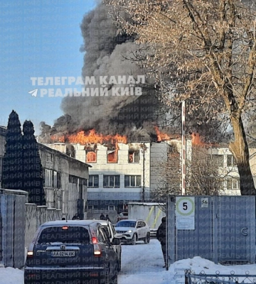 Спасатели работают по повышенному рангу: в Киеве произошел масштабный пожар