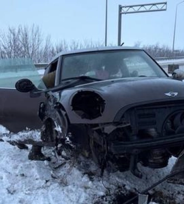 Під Полтавою водій не впорався з керуванням і врізався у відбійник
