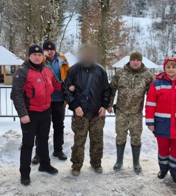 Був у стані сильного виснаження: у горах на Закарпатті знайшли чоловіка, який намагався перетнути кордон