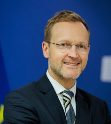 Коли Україна почне отримувати гроші за кредитом ЄС на 90 млрд: в Єврокомісії відповіли