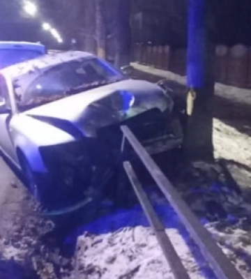 У Луцьку на Львівській водій Audi зніс огорожу і влетів у дерево 