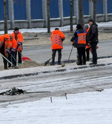 Унаслідок атаки дронів РФ на дороги Дніпра вилилось 300 тон олії (оновлено)