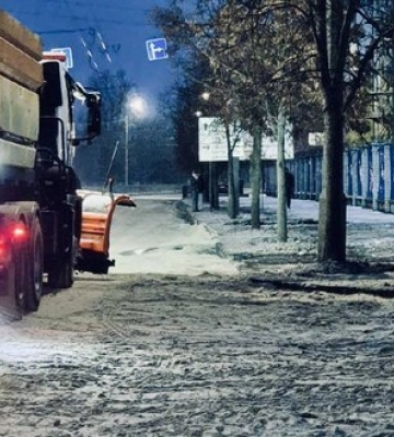 Удар РФ по Дніпру: на розлиту олію висипали кілька сотень тонн піску, щоб запобігти екологічному лиху. ФОТОрепортаж