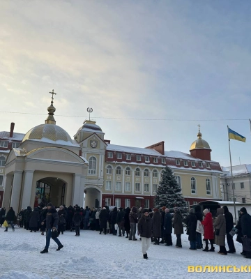 У центрі Луцька освячують воду