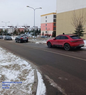 У Рівному у мікрорайоні Південний масово штрафують за паркування