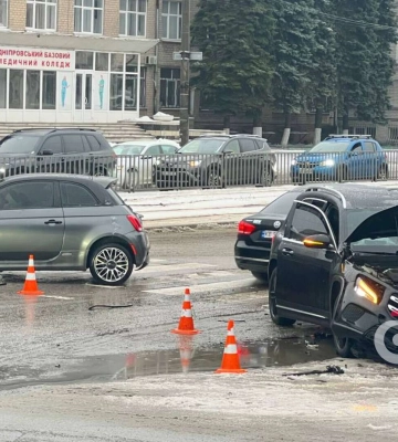 У Дніпрі на проспекті Б. Хмельницького Mercedes "влетів" у Fiat: відео та подробиці