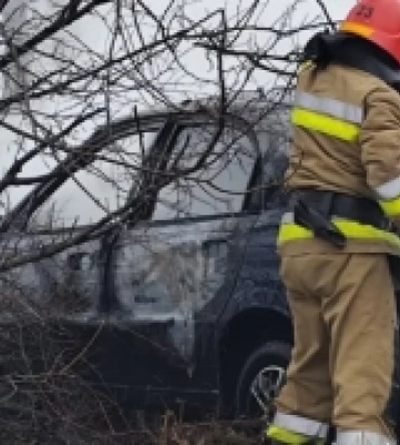 У Мигіївській громаді водій легковика загинув у ДТП: автомобіль з'їхав з дороги та загорівся