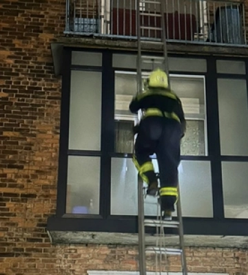 Нововолинські рятувальники визволяли літнього чоловіка з квартири 