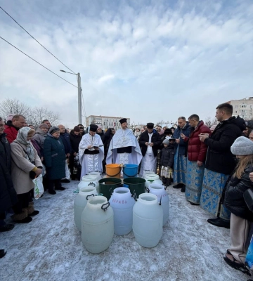 У центрі Луцька освячують воду