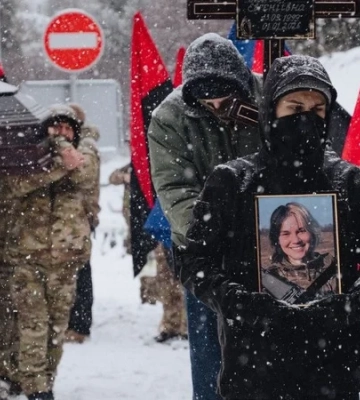 В Киеве попрощались с военнослужащей, художницей и журналисткой Ланой Черногорской, которая погибла на фронте