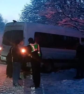 В Харьковской области легковой автомобиль столкнулся с пассажирским автобусом, пострадали 18 человек
