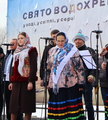 У центрі Луцька освячують воду