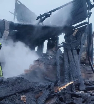 Нічна пожежа в Лазещині: вогнеборці врятували сусідні будинки від загоряння