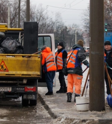 В Днепре убрали с дорог тонны масла, разлитого в результате удара рф