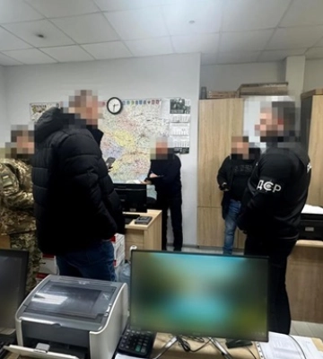 Сотрудника Госпогранслужбы задержали за взятку