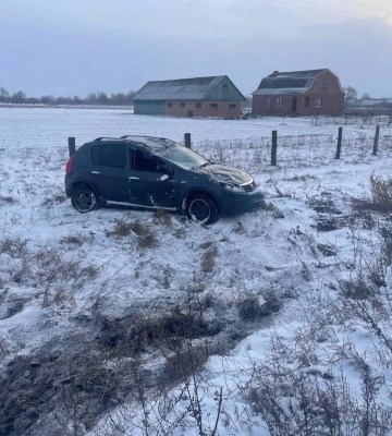 Ожеледиця на Волині: автівка злетіла в кювет та перекинувся мікроавтобус