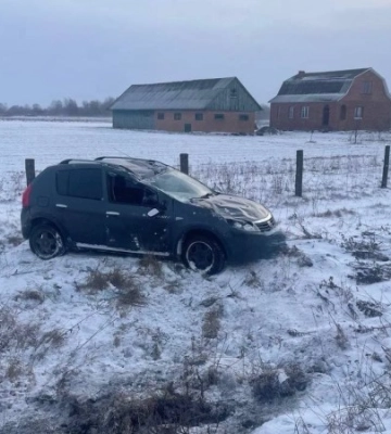 Ожеледиця на Волині: автівка злетіла в кювет та перекинувся мікроавтобус