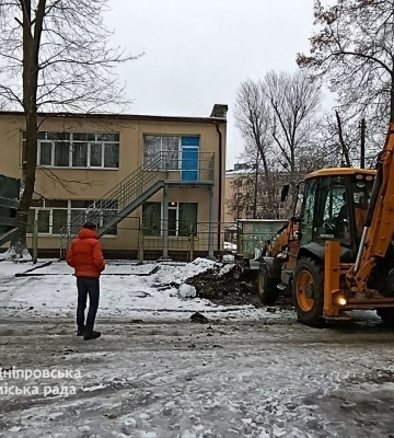 Святкове сміття: двір у Дніпрі перетворився на велике звалище (ВІДЕО)