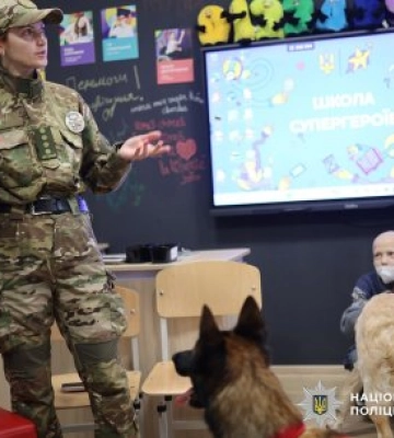 Позитивні емоції для маленьких пацієнтів – у Миколаєві поліцейські кінологи подарували дітям гарний настрій і приємні враження