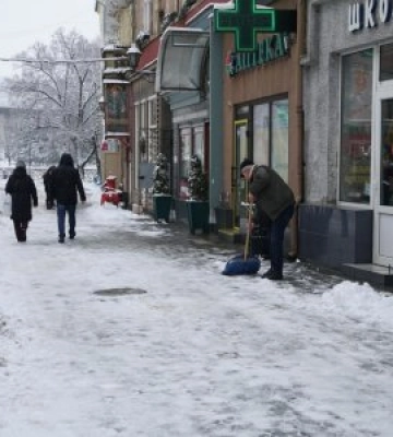 Сніг, ожеледиця та штрафи: в Ужгороді нагадали підприємцям правила прибирання територій