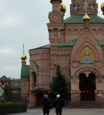 Показывают российские фильмы. В Киеве подпольная школа при монастыре УПЦ МП учит детей по советским учебникам — Слідство.Інфо