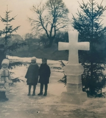Рожеві хрести з льоду й штовханина за воду: як на Волині відзначали Йордан сто років тому