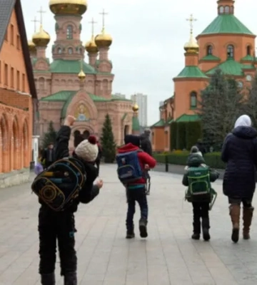 Діти вчать російську і співають радянські пісні у школі при монастирі