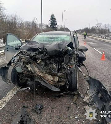На Житомирщині внаслідок зіткнення вантажівки та легковика постраждали молоді чоловік та жінка. ФОТО