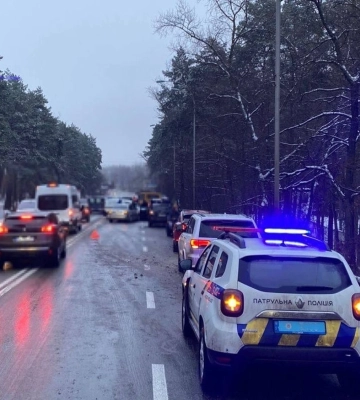 У Києві зіткнулися 13 автомобілів: рух у напрямку Вишгорода ускладнено