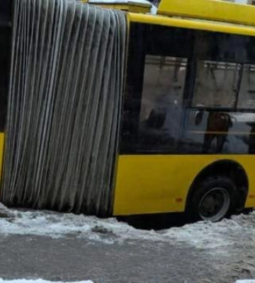 В Киеве троллейбус застрял в провале дороги: ограничено движение транспорта на участке
