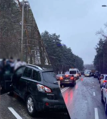 У Києві зіткнулися 13 автомобілів: рух у напрямку Вишгорода ускладнено