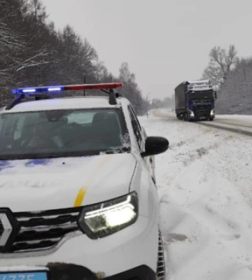 На трасі Київ-Чоп через снігопад ускладнений рух у двох областях