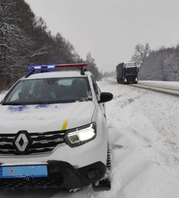 На трасі Київ-Чоп через снігопад ускладнений рух у двох областях