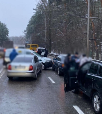 У Києві сталася масштабна ДТП за участю 13 автомобілів: фото
