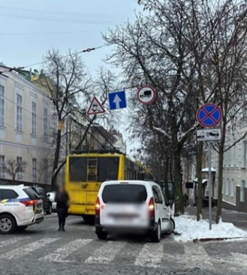 В центре Киева в провале дороги застрял троллейбус