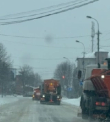 У Луцькій громаді 16 автомобілів та тракторів очищають дороги від снігу