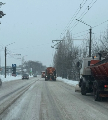 Луцьк замело: на дороги вивели 16 снігоприбиральних машин