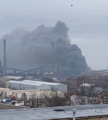 У Дніпрі палає завод: що відомо