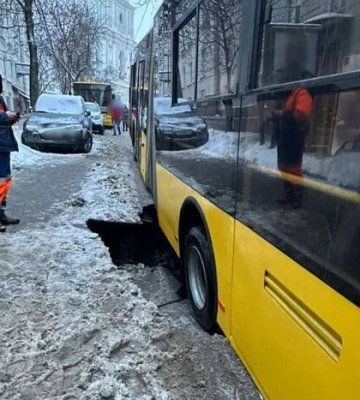 У Києві зупинили рух тролейбусів та авто на Софіївській: є пошкодження дороги