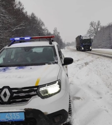 На трасі Київ-Чоп через снігопад ускладнений рух у двох областях