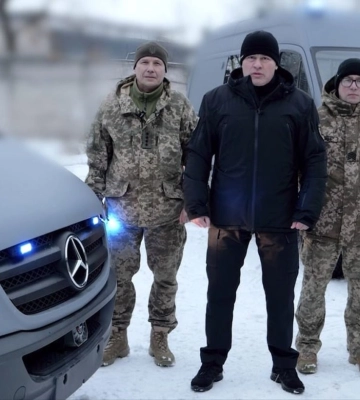 "Украинская команда" передала машину скорой помощи 143 ОМБр, - Палатный