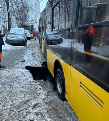У Києві зупинили рух тролейбусів та авто на Софіївській: є пошкодження дороги