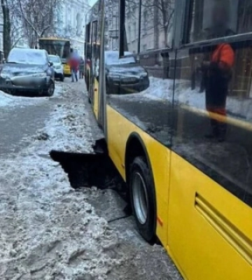У центрі Києва провалилася дорога - перекрили рух, «застряг» тролейбус