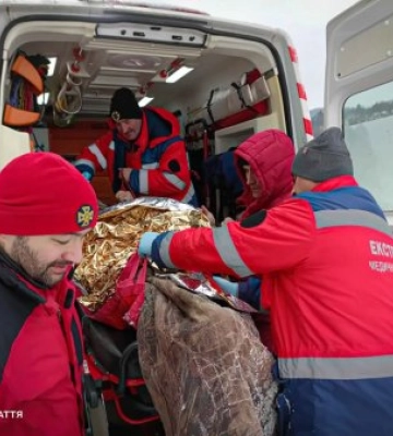 Спецоперація в урочищі Киприна: на Рахівщині рятувальники на квадроциклах евакуювали чоловіка до «швидкої»