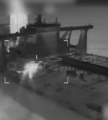 США показали видео захвата танкера «теневого флота» РФ