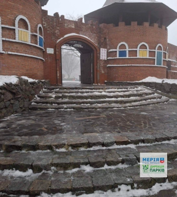 У Черкасах розчищають парки та посипають тротуари після негоди (ФОТО)
