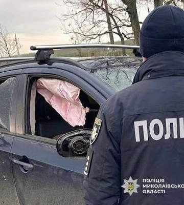 Ворожий дрон атакував цивільне авто на трасі під Миколаєвом. Фото