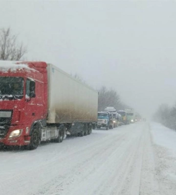 Через негоду на Рівненщині рятувальники двічі буквирували автомобілі на трасі Київ–Чоп (ВІДЕО+ФОТО)